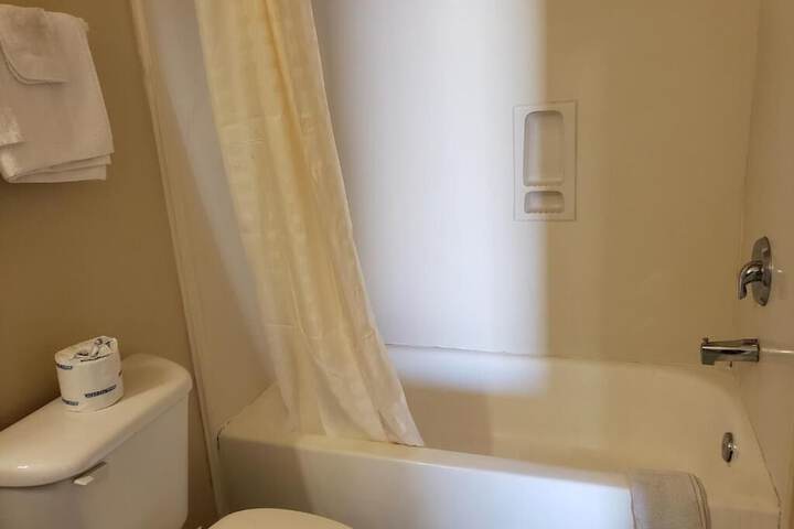 Crossroads Inn & Suites