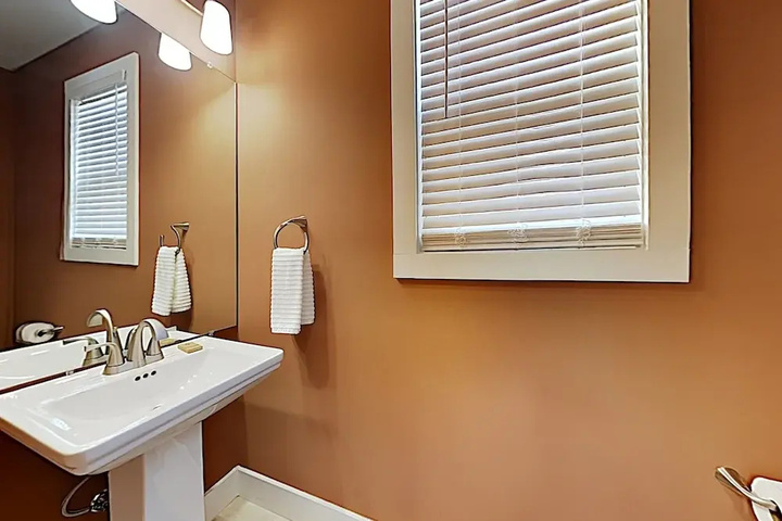 New Listing! New-build Near Downtown 5 Bedroom Home
