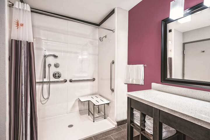 La Quinta Inn & Suites by Wyndham Dallas Grand Prairie North
