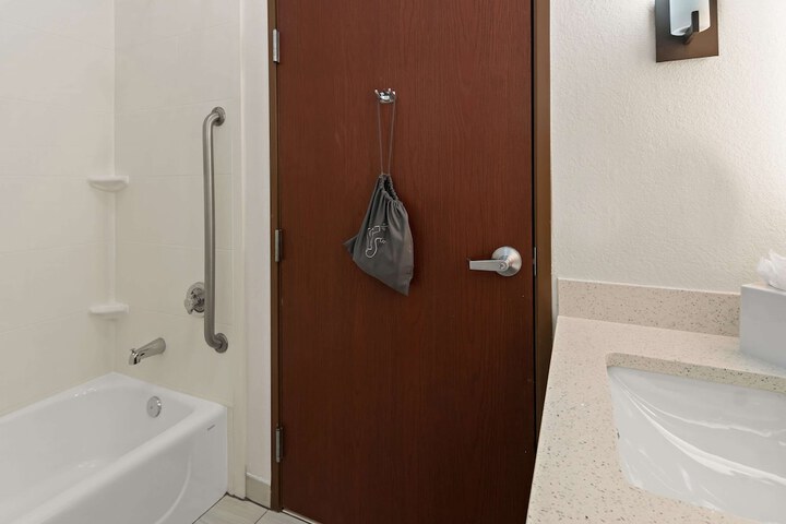 Room 16 of 38