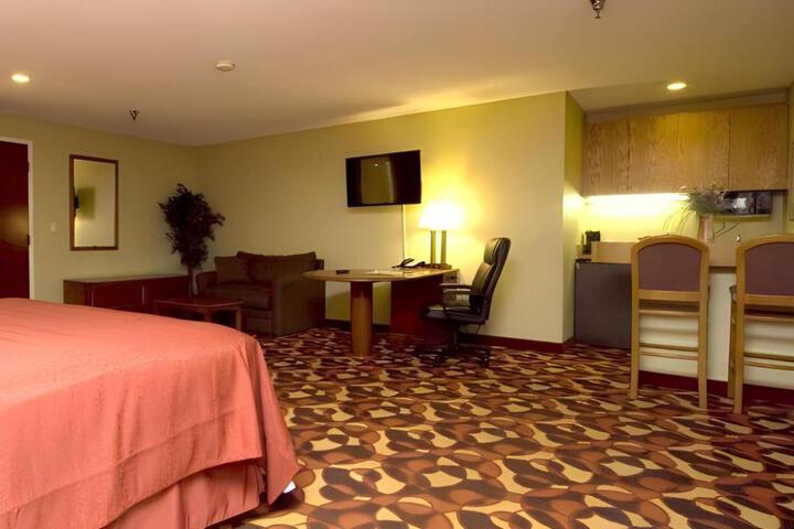 Quality Inn & Suites Kansas City I-435n Near Sports Complex