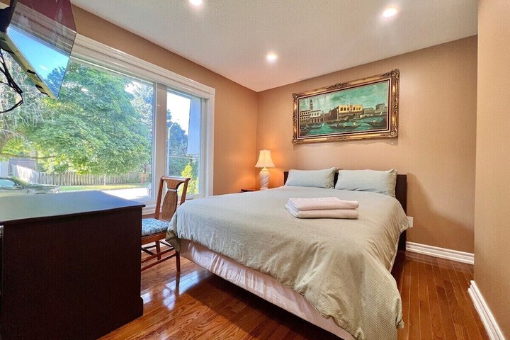 Cozy Home Near Transit & Hillcrest Mall with Free Parking