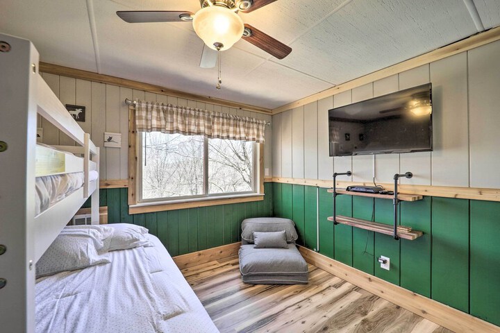 1 Mi to Skiing: Beech Mountain Condo w / Fireplace!