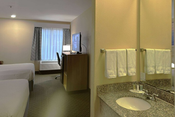 Room 33 of 40