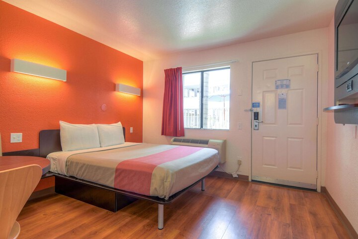 Room 13 of 36