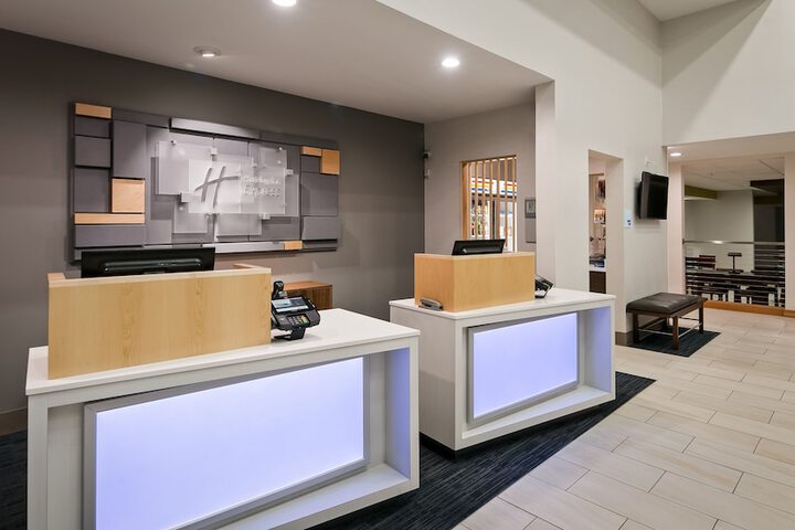 Holiday Inn Express & Suites Everett by IHG