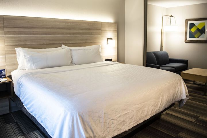 Holiday Inn Express & Suites Sedalia by IHG