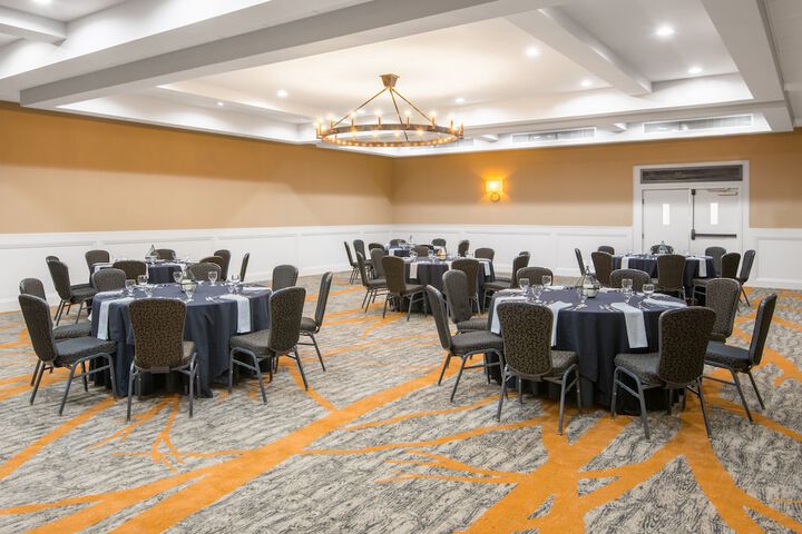 Ballroom/Hall 72 of 80