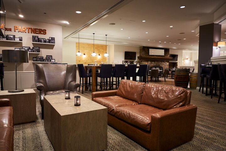 Lounge 35 of 50