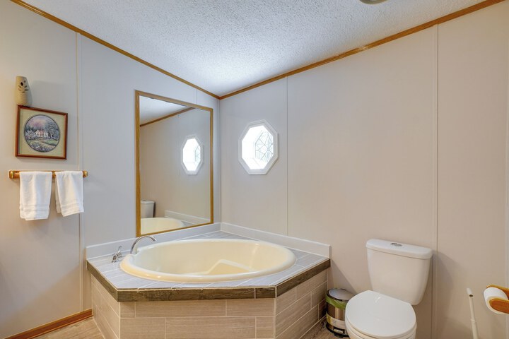 Pet-friendly Emerald Lake Retreat in Charlestown!
