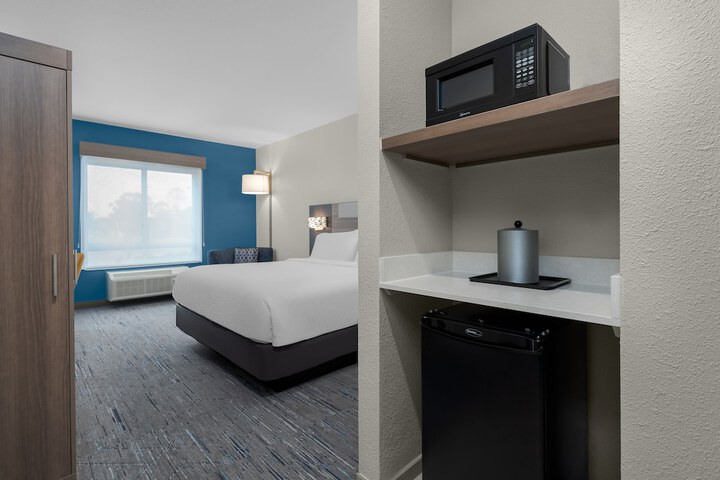 Holiday Inn Express & Suites Alexandria by IHG