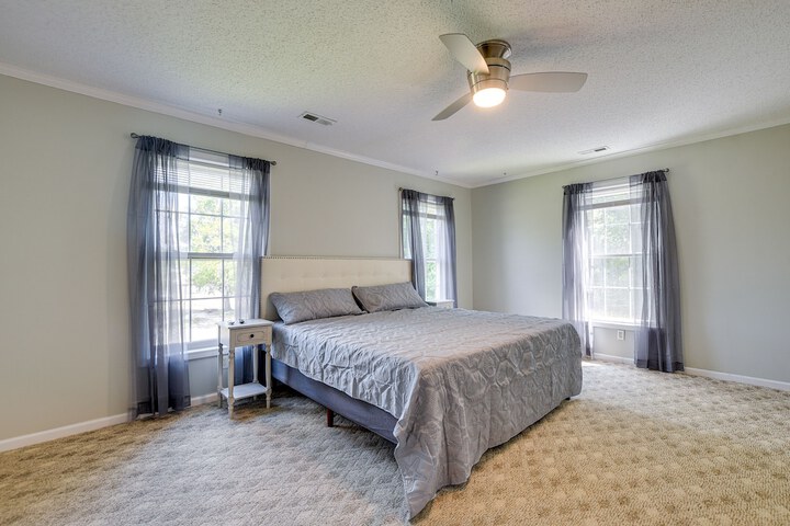 Group-friendly Myrtle Beach House w / Deck