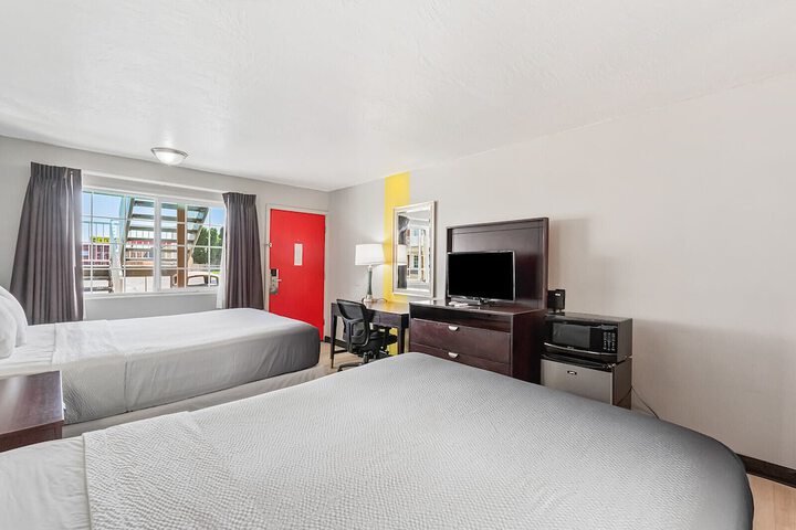 Super 8 by Wyndham Ontario