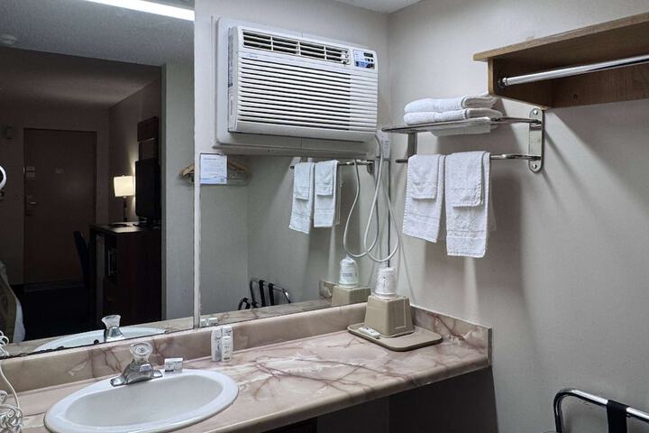 Room 32 of 37