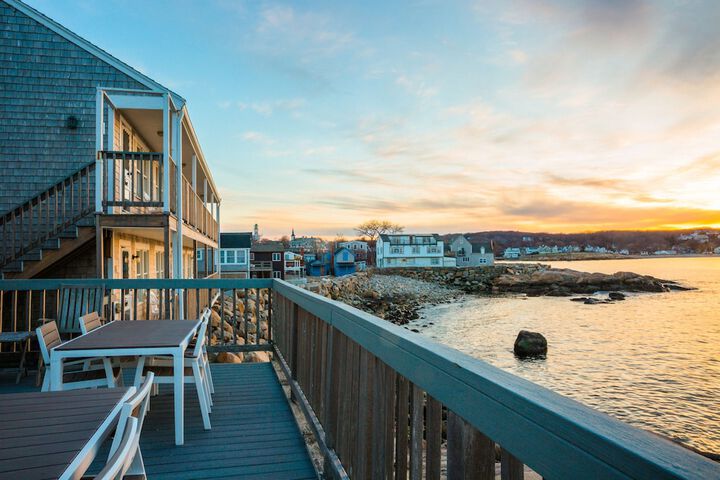 Bearskin Neck Motor Lodge
