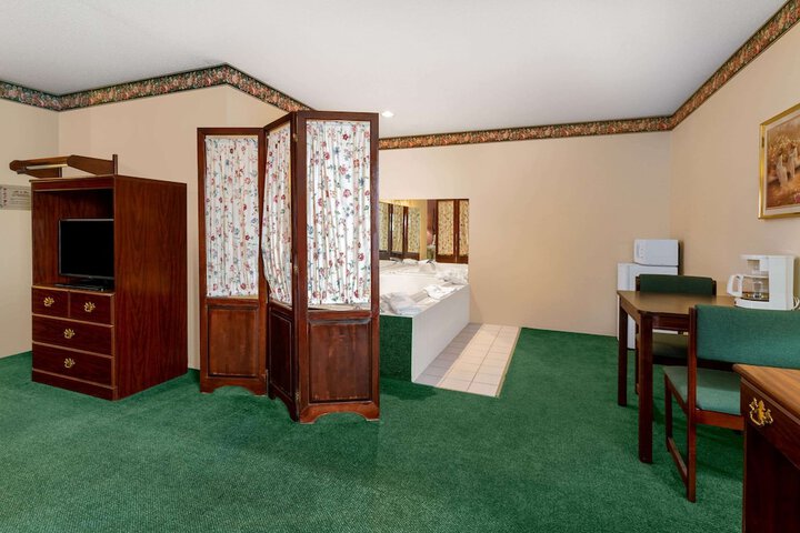 Super 8 by Wyndham Reedsburg
