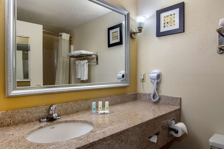Room 12 of 25