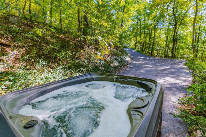 Modern Chalet w Hot Tub Large Deck, Grill & WiFi