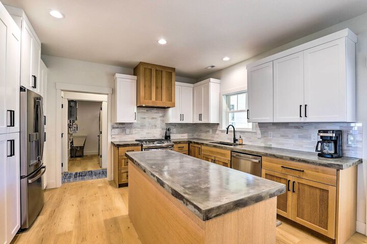 Lake Roosevelt Getaway w / Lake + Mountain Views!