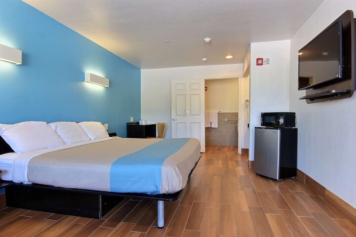 Room 33 of 37