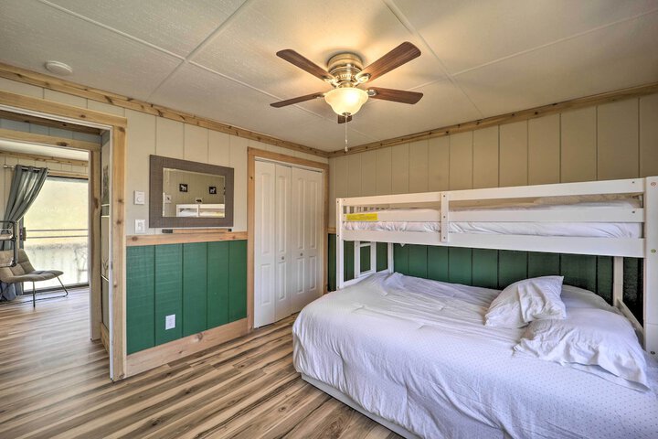 1 Mi to Skiing: Beech Mountain Condo w / Fireplace!