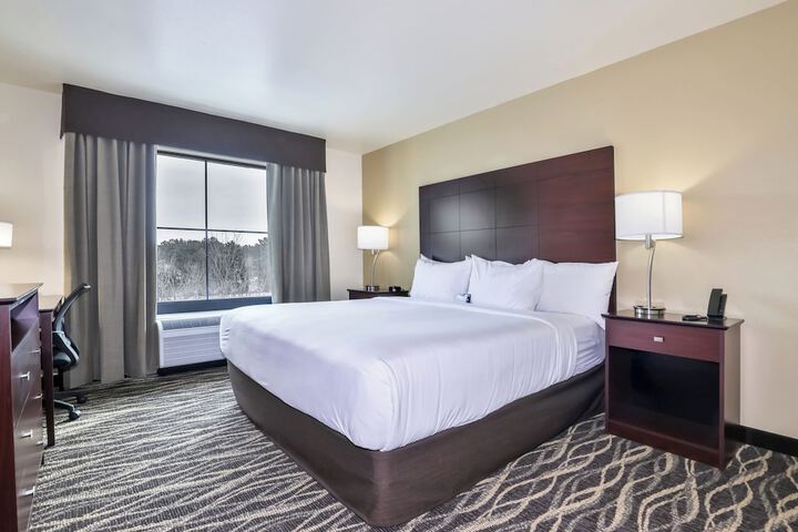 Cobblestone Hotel & Suites - Waukesha / West Milwaukee