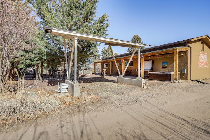 Artsy Studio w / Patio: 25 Mi to Santa Fe
