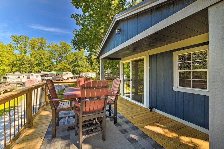 Rustic Dog-friendly Cabin w / Deck & Fire Pit!