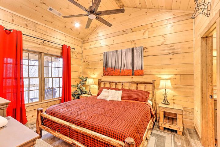 Coosawattee River Resort Cabin w / Private Hot Tub!
