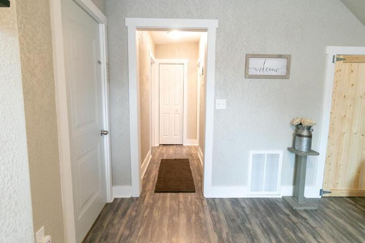 Spacious Rustic Downtown Market St. 1 Bedroom Apt Sleeps Up to 5, Steps to Honeywell & Eagles Theatre