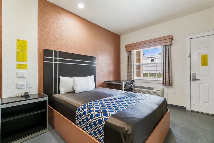 Room 33 of 79