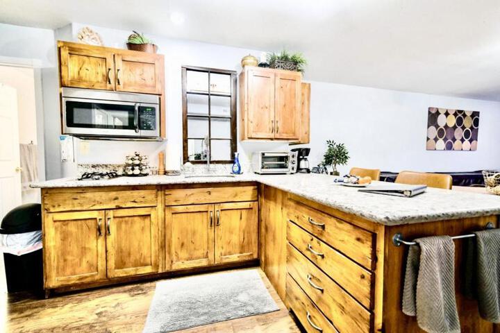 Beautiful Country Apartment AC, Pickleball, Billiards, Playground, Gardens
