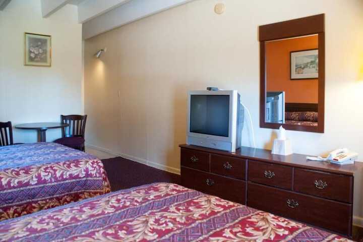 NASSAU HOLIDAY MOTEL