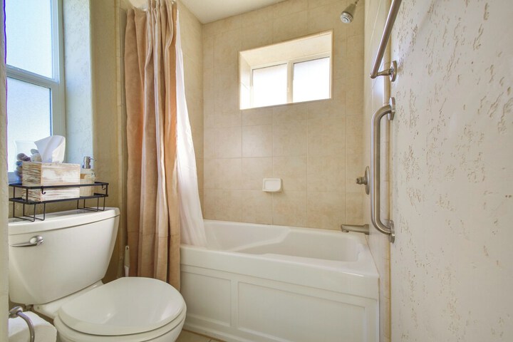 Quiet Waterfront Escape w / Hot Tub & Beach Access!