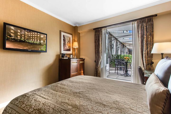 Room 52 of 200