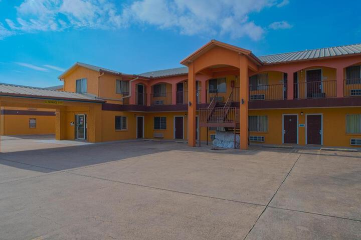 EXECUTIVE INN AND SUITES