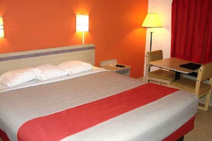 Room 9 of 15