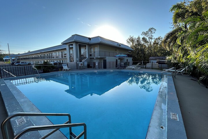 Pool 11 of 32