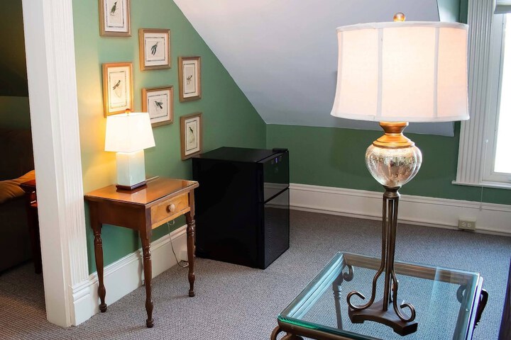 Room 32 of 61
