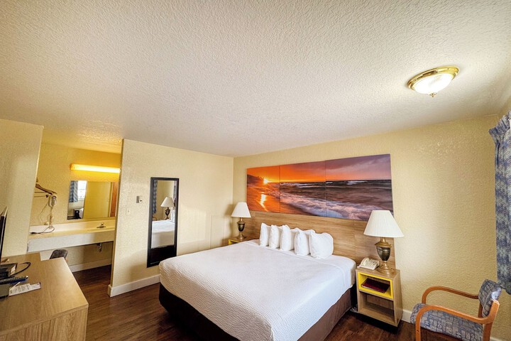 Days Inn by Wyndham Mackinaw City - Lakeview