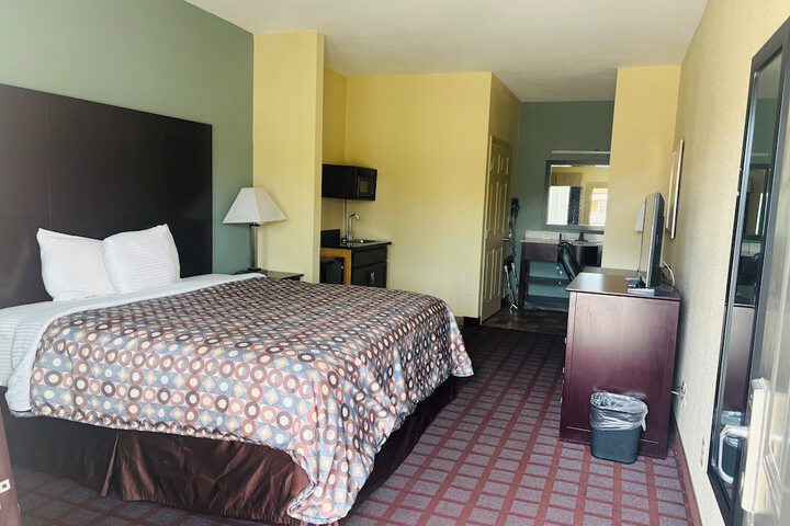 Pearsall Inn & Suites