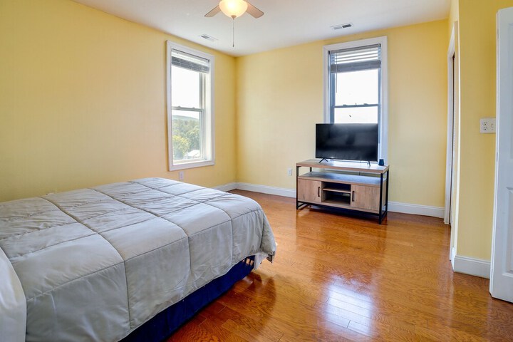 Inviting Connellsville Getaway w / Deck!