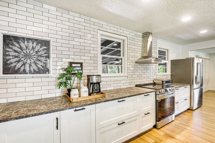Charming Canalfront Retreat w / Double Boat Slip!