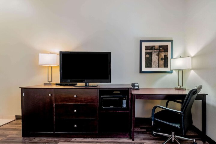 La Quinta Inn & Suites by Wyndham Marshall