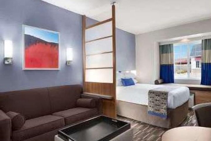Room 10 of 18