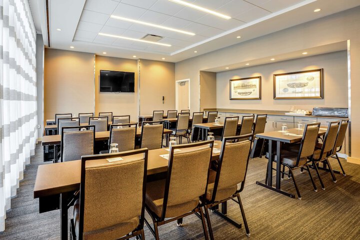 Hampton Inn & Suites Boston / Waltham