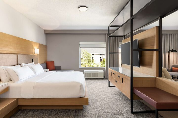 Room 21 of 38