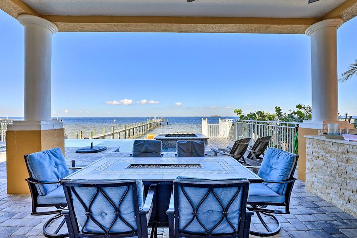 Apollo Beach House w / Private Pool + Hot Tub