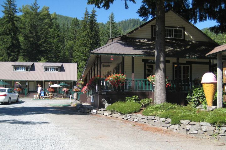 Whittakers Motel & Historic Bunkhouse