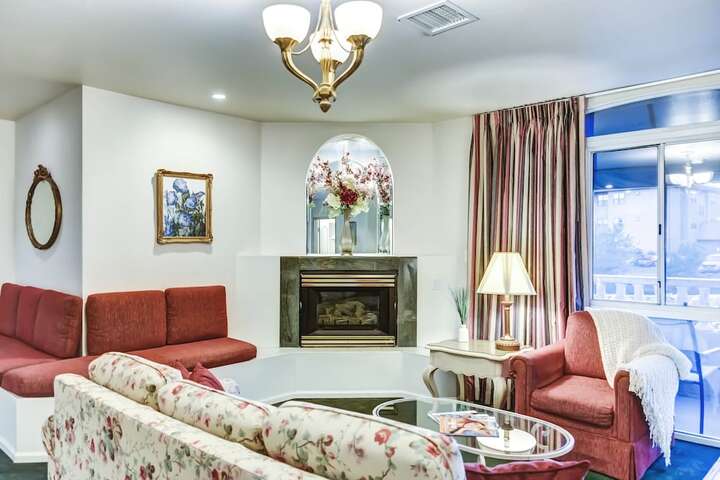 Lounge 119 of 165